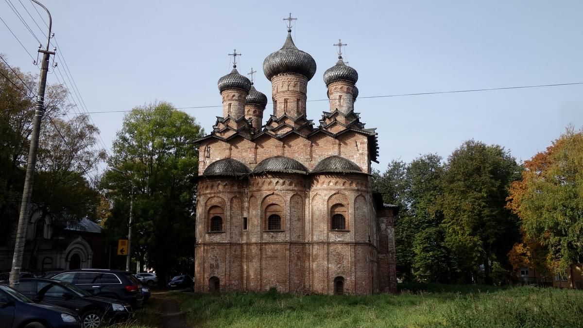 Новгород 4. Свято-духов монастырь Великий Новгород. Церковь Троицы Духова монастыря. Церковь духов монастырь Великий Новгород. Древний храм Великого Новгорода.