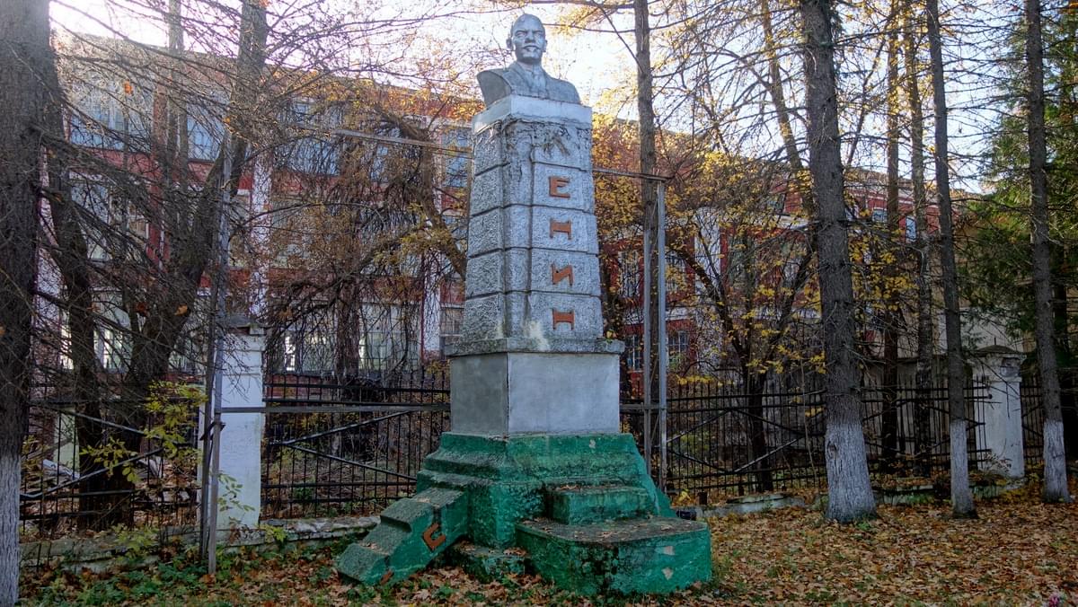 Высоковск клинский. Памятник в городе Высоковске. Высоковск Клинский район. Высоковск памятник Ленину. Памятник Кашаеву Высоковск.